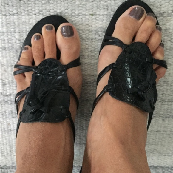 Black sandals. - Picture 2 of 3